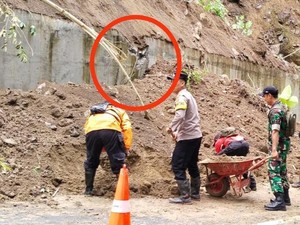 Tembok Penahan Tebing Jalan Nasional Retak, Pengendara Diminta Hati-hati