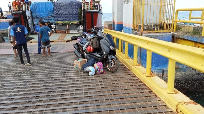 Penumpang kapal KM Kota Muna diturunkan bersama motornya dengan alasan yang tidak jelas.