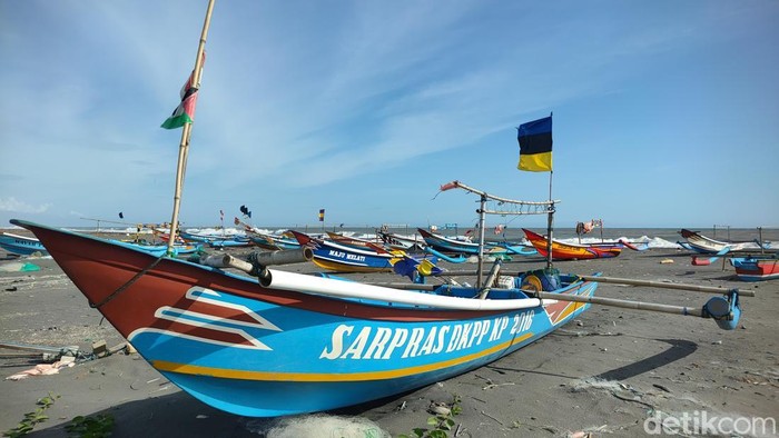 Perahu nelayan bersandar saat gelombang tinggi menerjang Pantai Congot, Kulon Progo, Rabu (11/12/2024).