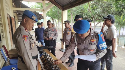 Seksi Propam memeriksa kondisi senjata yang digunakan anggota Polres Manggarai Barat, Selasa (10/12/2024) (Dok. Humas Polres Manggarai Barat)