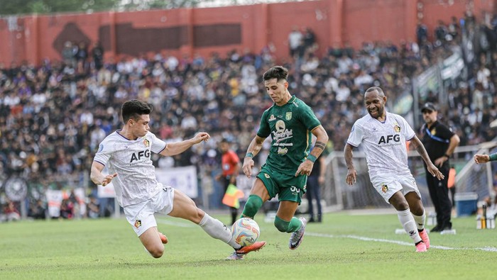 Pertandingan Persebaya Surabaya vs Persik Kediri.
