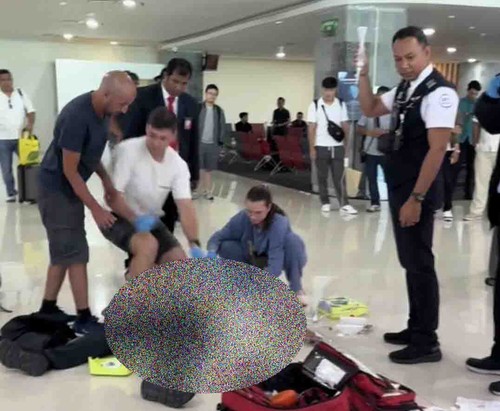 Petugas dan pengunjung Bandara Ngurah Rai memberikan pertolongan saat Dwi pingsan, Senin (9/12/2024). (Tangkapan layar)