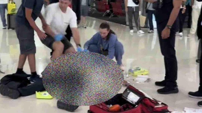 Petugas dan pengunjung Bandara Ngurah Rai memberikan pertolongan saat Dwi pingsan, Senin (9/12/2024). (Tangkapan layar)