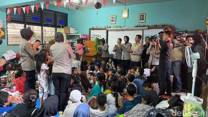 Polisi memberikan trauma healing ke anak-anak korban kebakaran di Kemayoran. (Joakhim Tharob/detikcom)