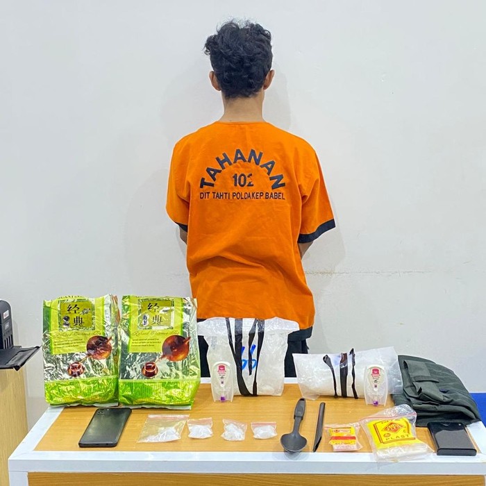 Polisi mengamankan kurir membawa 1,5 kg sabu untuk diedarkan di Pangkalpinang