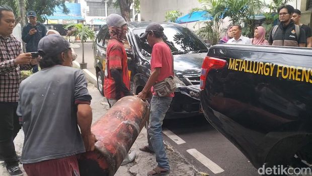 Polisi mengamankan tabung gas dari lokasi ledakan gas di tempat spa kawasan Bulungan, Jakarta Selatan.