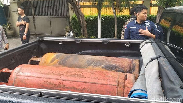 Polisi mengamankan tabung gas dari lokasi ledakan gas di tempat spa kawasan Bulungan, Jakarta Selatan.