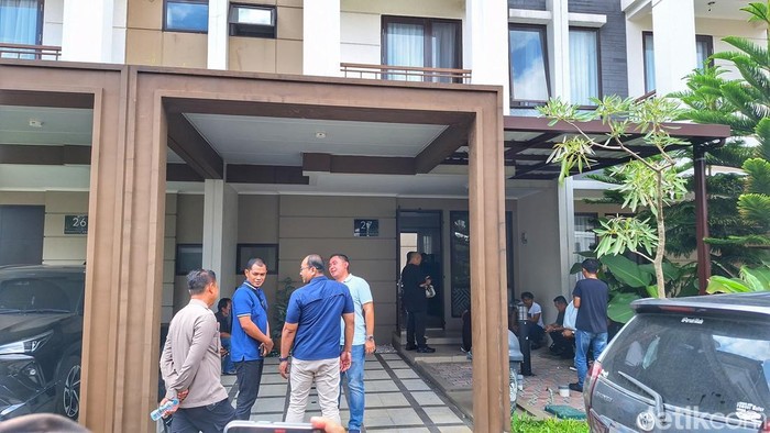 Polisi menggerebek rumah di komplek elit Bandung diduga pabrik narkoba