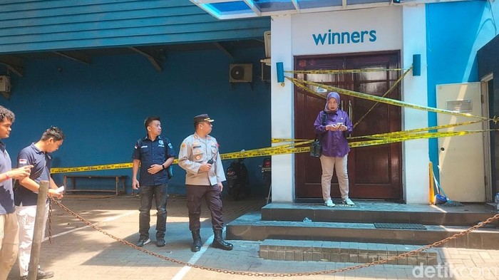 Polisi olah TKP ledakan gas di tempat spa di Bulungan, Jakarta Selatan.