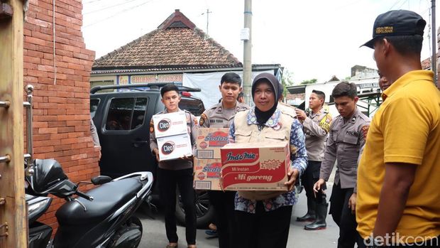 Polisi patungan membeli sembako untuk membantu korban banjir di Kota Mojokerto.