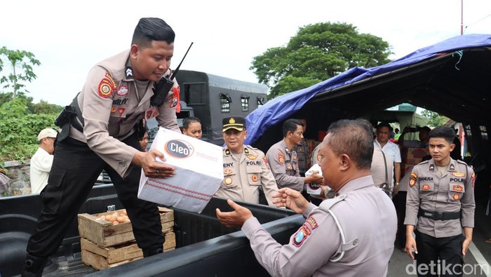 Polisi patungan membeli sembako untuk membantu korban banjir di Kota Mojokerto.