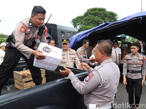 Anggota Polres Mojokerto Kota Patungan Bantu Korban Banjir
