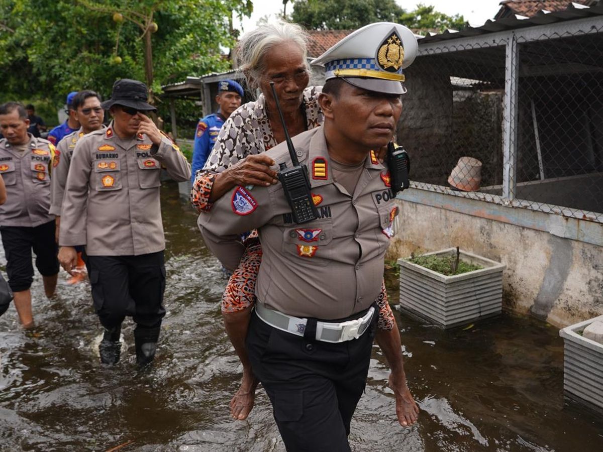 Polisi Patroli Jaga Keamanan Permukiman Terdampak Banjir di Kota Mojokerto