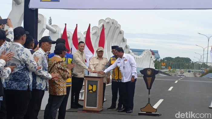 Presiden Prabowo Subianto saat meresmikan Flyover Madukoro di Semarang, Rabu (11/12/2024).