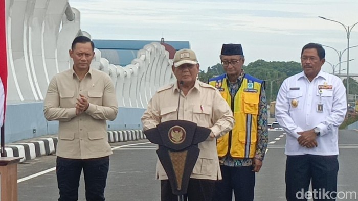 Presiden Prabowo Subianto saat meresmikan Flyover Madukoro di Semarang, Rabu (11/12/2024).