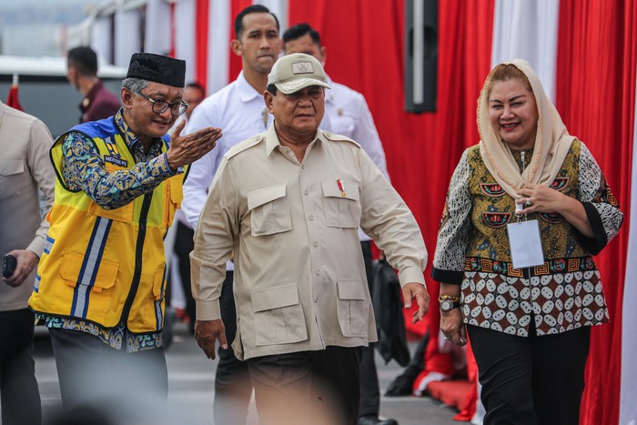 Presiden Prabowo resmikan jalan layang arteri Madukoro Semarang Presiden Prabowo Subianto (tengah) didampingi Menteri Pekerjaan Umum (PU) Dody Hanggodo (kedua kanan), Menko Bidang Infrastruktur dan Pembangunan Kewilayahan (IPK) Agus Harimurti Yudhoyono (kiri), dan Pj Gubernur Jawa Tengah Nana Sudjana (kanan) meresmikan Jalan Layang (Flyover) Arteri Madukoro, Semarang, Jawa Tengah, Rabu (11/12/2024). Presiden Prabowo Subianto meresmikan jalan layang Madukoro sepanjang 221,4 meter yang dibangun oleh Kementerian PUPR pada Mei 2023 hingga Mei 2024 menggunakan anggaran sebesar Rp198,9 miliar tersebut guna melancarkan akses konektivitas di pintu keluar masuk Kota Semarang menuju Kabupaten Demak maupun sebaliknya, Bandara Internasional Ahmad Yani, dan Pelabuhan Tanjung Emas. ANTARA FOTO/Makna Zaezar/rwa.