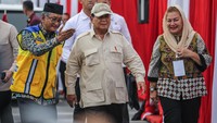 Presiden Prabowo Subianto (tengah) didampingi Menteri Pekerjaan Umum (PU) Dody Hanggodo (kiri) dan Wali Kota Semarang Hevearita Gunaryanti Rahayu (kanan) berjalan menuju lokasi peresmian Jalan Layang (Flyover) Arteri Madukoro, Semarang, Jawa Tengah.