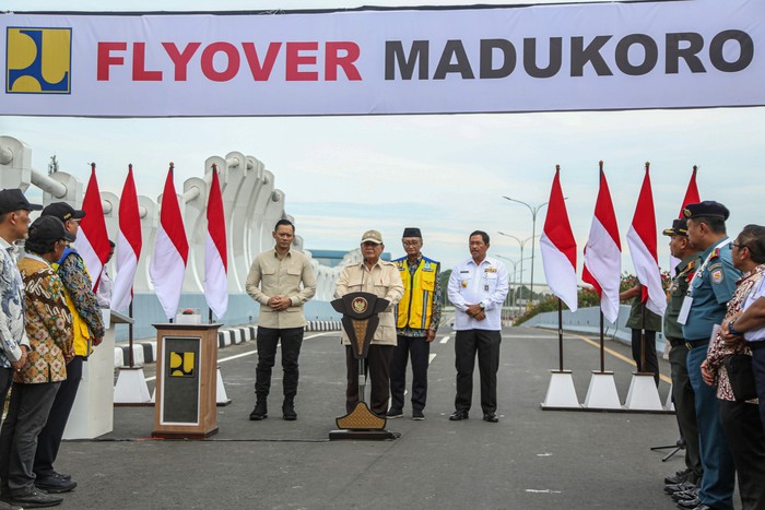 Presiden Prabowo Subianto (tengah) didampingi Menteri Pekerjaan Umum (PU) Dody Hanggodo (kedua kanan), Menko Bidang Infrastruktur dan Pembangunan Kewilayahan (IPK) Agus Harimurti Yudhoyono (kiri), dan Pj Gubernur Jawa Tengah Nana Sudjana (kanan) meresmikan Jalan Layang (Flyover) Arteri Madukoro, Semarang, Jawa Tengah, Rabu (11/12/2024). Presiden Prabowo Subianto meresmikan jalan layang Madukoro sepanjang 221,4 meter yang dibangun oleh Kementerian PUPR pada Mei 2023 hingga Mei 2024 menggunakan anggaran sebesar Rp198,9 miliar tersebut guna melancarkan akses konektivitas di pintu keluar masuk Kota Semarang menuju Kabupaten Demak maupun sebaliknya, Bandara Internasional Ahmad Yani, dan Pelabuhan Tanjung Emas. ANTARA FOTO/Makna Zaezar/rwa.