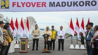 Presiden Prabowo Subianto menekan tombol tanda peresmian Jalan Layang (Flyover) Arteri Madukoro, Semarang, Jawa Tengah, Rabu (11/12/2024).