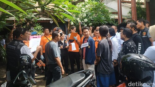 Pria difabel berinisial IWAS saat mengikuti proses rekonstruksi kasus dugaan pelecehan seksual di salah satu homestay di Mataram, NTB, Rabu (11/12/2024). (Foto: Edi Suryansyah/detikBali)