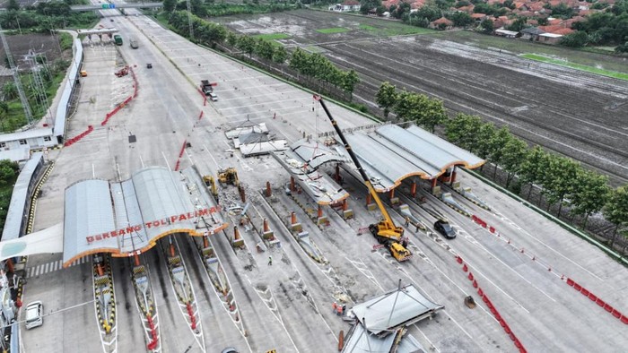 Proses pembongkaran gerbang Tol Palimanan
