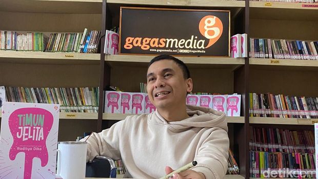 Raditya Dika saat diwawancarai novel Timun Jelita di kantor penerbit GagasMedia, Jakarta Selatan, pada Rabu (11/12/2024).