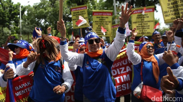 Ratusan pensiunan pegawai Pupuk Indonesia dan Pupuk Kaltim geruduk gedung Kementerian BUMN, Jakarta. Mereka menuntut uang pensiun seumur hidup.
