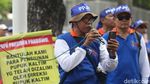 Ratusan Pensiunan Geruduk Kementerian BUMN