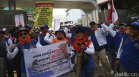 Saat ini, kata Bowo, para karyawan yang pensiun hanya menikmati uang pensiunan yang bervariatif.  