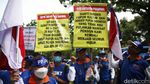 Ratusan Pensiunan Geruduk Kementerian BUMN