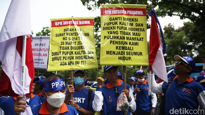 Ratusan pensiunan pegawai Pupuk Indonesia dan Pupuk Kaltim geruduk gedung Kementerian BUMN, Jakarta. Mereka menuntut uang pensiun seumur hidup.