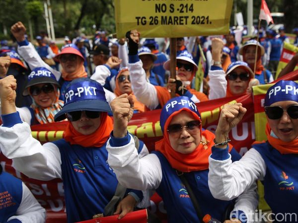 Ratusan Pensiunan Geruduk Kementerian BUMN