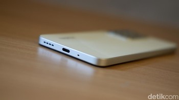 Ponsel ini juga dilengkapi teknologi Sonic Wave Water Ejection yang diklaim dapat mengeluarkan lebih dari 50% air berlebih dari lubang speaker. Foto: Adi Fida Rahman/detikINET