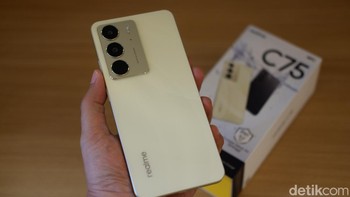 Realme C75 dibanderol dengan harga normal Rp 2.399.000 untuk versi 8/128GB dan Rp 2.799.000 untuk varian 8/256GB. Ponsel ini akan ditawarkan dengan harga spesial Rp 2.299.000 untuk varian 8/128GB eksklusif di Shopee dan realme.com dan Rp 2.699.000 untuk varian 8/256GB untuk pemesanan di TikTok Shop, Tokopedia, Shopee, Lazada, Blibli, Akulaku, dan realme.com saat periode flash sale 12 Desember 2024 mulai pukul 00.00 WIB. Foto: Adi Fida Rahman/detikINET