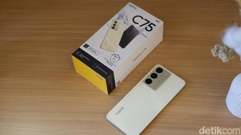 Ponsel ini juga dilengkapi sejumlah fitur pintar berbasis kecerdasan buatan seperti AI Clear Face Algorithm untuk membuat foto wajah yang kabur jadi lebih jelas dan AI SmartLoop yang bisa mengenali konten yang dipilih dan diseret di layar. Ada juga Mini Capsule 3.0 untuk menampilkan notifikasi yang lebih menarik dan informatif serta Freecall yang memungkinkan pengguna berkomunikasi dengan HP Realme lain tanpa sinyal seluler atau internet. Foto: Adi Fida Rahman/detikINET