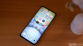 Realme C75 membawa baterai besar berkapasitas 6.000 mAh dengan pengisian cepat Super VOOC 45W. Baterai Realme C75 dirancang untuk memiliki masa pakai hingga empat tahun. Foto: Adi Fida Rahman/detikINET