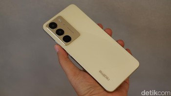 Realme C75 jadi ponsel pertama yang diotaki Helio G92 Max, chip 12nm terbaru dari MediaTek. Chipset ini dipasangkan dengan RAM 8GB yang didukung RAM dinamis hingga 16GB dan memori internal hingga 256GB dengan slot microSD hingga 1TB. Foto: Adi Fida Rahman/detikINET