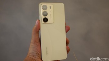 Realme C75 adalah ponsel pertama di kelasnya yang dilengkapi rating IP66, IP68, IP69. Foto: Adi Fida Rahman/detikINET