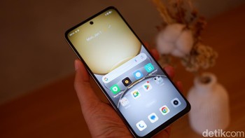 Selain desain tangguh, Realme C75 juga hadir dengan display IPS LCD berukuran 6,72 inch yang memiliki resolusi FHD+. Layar ini mendukung refresh rate 90Hz, touch sampling rate 180Hz, dan tingkat kecerahan hingga 690 nits. Foto: Adi Fida Rahman/detikINET