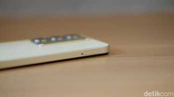 Realme C75 juga jadi ponsel pertama yang memperoleh sertifikasi ketahanan dari TÜV Rheinland dan lulus uji ketahanan MIL-STD 810H. Foto: Adi Fida Rahman/detikINET