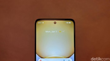 Di sisi depan tersedia kamera 8 MP untuk mengambil selfie dan video call.  Foto: Adi Fida Rahman/detikINET