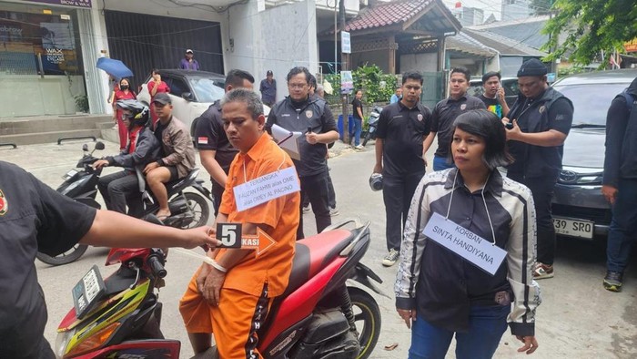 Rekonstruksi kasus mutilasi wanita di Muara Baru, Jakarta Utara oleh tersangka Fauzan.