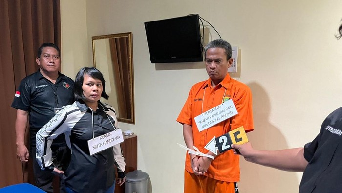 Rekonstruksi kasus mutilasi wanita di Muara Baru, Jakarta Utara oleh tersangka Fauzan.
