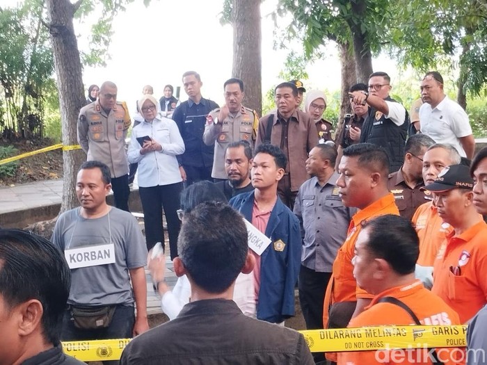 Proses rekonstruksi kasus dugaan pelecehan seksual pria difabel di Taman Udayana, Mataram. (Edi Suryansyah/detikBali)