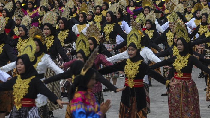 Rekor MURI tari Walijamaliha dengan jumlah penari terbanyak Sejumlah pelajar menampilkan tari Walijamaliha dan kesenian Rampak Bedug saat Harvesting Bangga Buatan Indonesia (BBI) dan Bangga Berwisata di Indonesia (BBWI) Tingkat Provinsi di lapangan kantor Gubernur Banten, Kota Serang, Banten, Rabu (11/12/2024). Sebanyak 1.987 penari pelajar tingkat SMK atau sederajat mengikuti pemecahan rekor Museum Rekor Dunia Indonesia (MURI) dengan membawakan tari Walijamaliha yang merupakan tarian tradisional asal Banten. ANTARA FOTO/Angga Budhiyanto/rwa.
