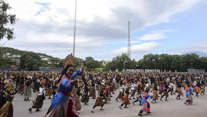 Rekor MURI tari Walijamaliha dengan jumlah penari terbanyak Sejumlah pelajar menampilkan tari Walijamaliha dan kesenian Rampak Bedug saat Harvesting Bangga Buatan Indonesia (BBI) dan Bangga Berwisata di Indonesia (BBWI) Tingkat Provinsi di lapangan kantor Gubernur Banten, Kota Serang, Banten, Rabu (11/12/2024). Sebanyak 1.987 penari pelajar tingkat SMK atau sederajat mengikuti pemecahan rekor Museum Rekor Dunia Indonesia (MURI) dengan membawakan tari Walijamaliha yang merupakan tarian tradisional asal Banten. ANTARA FOTO/Angga Budhiyanto/rwa.