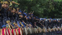 Sejumlah pelajar menampilkan kesenian Rampak Bedug sebagai pengiring tarian Walijamaliha saat Harvesting Bangga Buatan Indonesia (BBI) dan Bangga Berwisata di Indonesia (BBWI) Tingkat Provinsi di lapangan kantor Gubernur Banten, Kota Serang, Banten, Rabu (11/12/2024).  