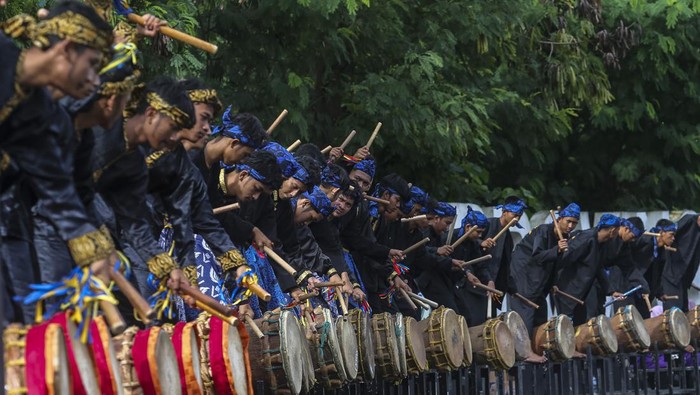 Rekor MURI tari Walijamaliha dengan jumlah penari terbanyak Sejumlah pelajar menampilkan tari Walijamaliha dan kesenian Rampak Bedug saat Harvesting Bangga Buatan Indonesia (BBI) dan Bangga Berwisata di Indonesia (BBWI) Tingkat Provinsi di lapangan kantor Gubernur Banten, Kota Serang, Banten, Rabu (11/12/2024). Sebanyak 1.987 penari pelajar tingkat SMK atau sederajat mengikuti pemecahan rekor Museum Rekor Dunia Indonesia (MURI) dengan membawakan tari Walijamaliha yang merupakan tarian tradisional asal Banten. ANTARA FOTO/Angga Budhiyanto/rwa.