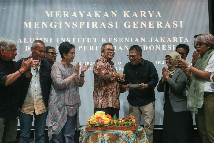 Rektor Institut Kesenian Jakarta (IKJ) Prof. Dr. M. Syamsul Maarif memberikan penghargaan pada alumni yang berprestasi dalam bidang perfilman