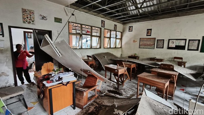 Ruang kelas 2 SDN 3 Sibanggede, Abiansemal, Badung, yang porak-poranda gegara plafon ambruk, Rabu (11/12/2024).